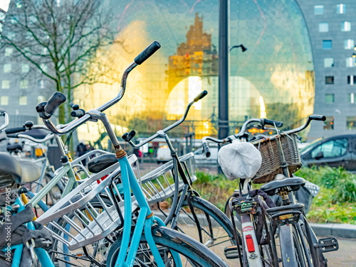 Fahrräder vor einer modernen Markthalle in Rotterdam, Niederlande photo