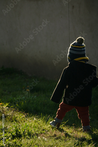 enfant petit garcon joue jardin photo