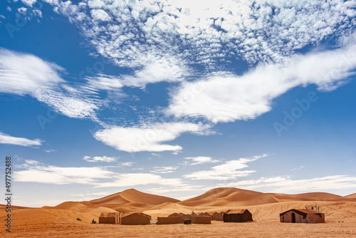Paesaggio desertico in marocco con abitazioni precarie  photo