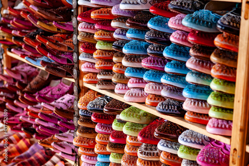 Le babbucce, tipiche scarpe marocchine esposte in serie in un bazar a fez
