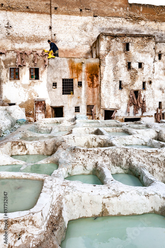 La conceria tradizionale nel cuore della medina di Fez Marocco con pozzetti di tinta photo