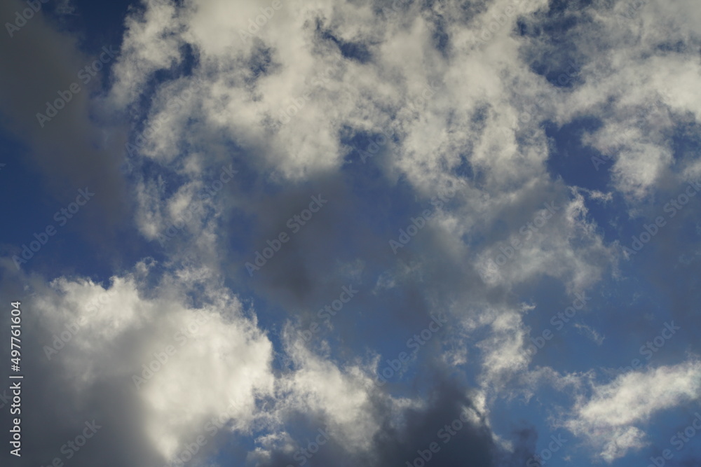 Wolken Himmel aus Luft und Wasser in dampfförmiger und kondensierter Form