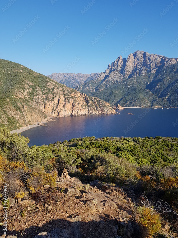Berge auf Korsika in einer Bucht