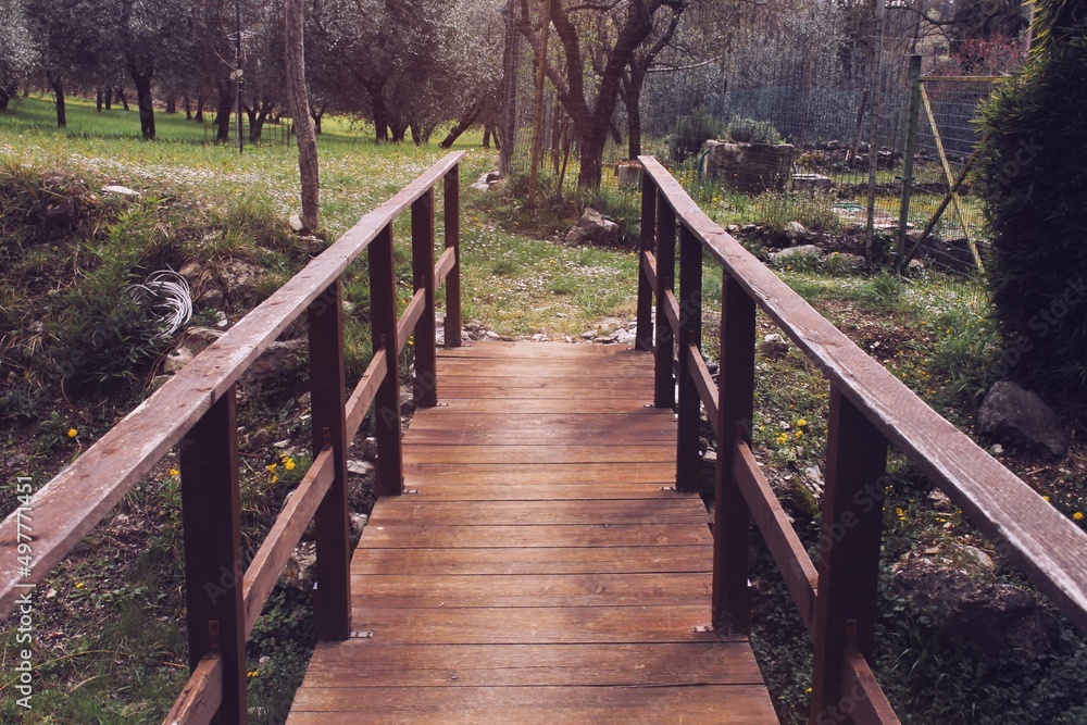 Obraz premium Shot of a beautiful wooden bridge at sunrise .