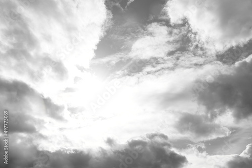 Ciel avec soleil éblouissant en noir et blanc