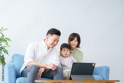 タブレットPCの画面を見る家族