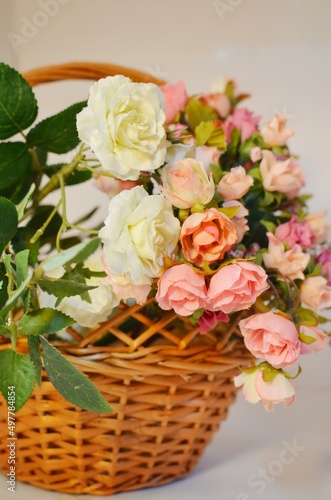 Bouquet of roses in a wicker basket, wedding decorations © Anastasiia Volkova