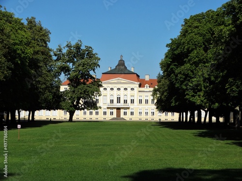 Pałac w Rogalinie - dawna siedziba rodu Raczyńskich, obecnie muzeum, w otaczającym parku rosną kilkusetletnie dęby, a w przylegającym pawilonie można obejrzeć bogatą kolekcję malarstwa europejskiego