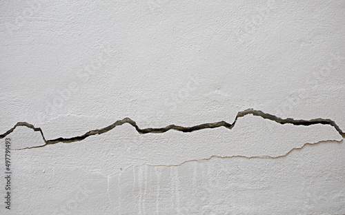 Fotografi cracks on cement wall The concept of the image tells of danger or damage