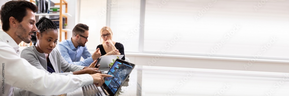 Fototapeta premium Group Of Businesspeople Examining Graph On Computer