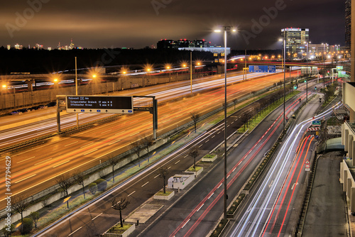 Nächtlicher Verkehr auf Deutschen Autobahn, hier auf der A3 bei Frankfurt. (Lighttrails durch Langzeitbelichtung)