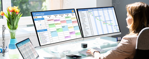 Foto Woman Working On Calendar Agenda Schedule