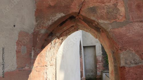 Ein historischer Torbogen in Oberwesel.