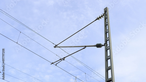 Ein Strommast mit Oberleitungen für den Zugbetrieb.