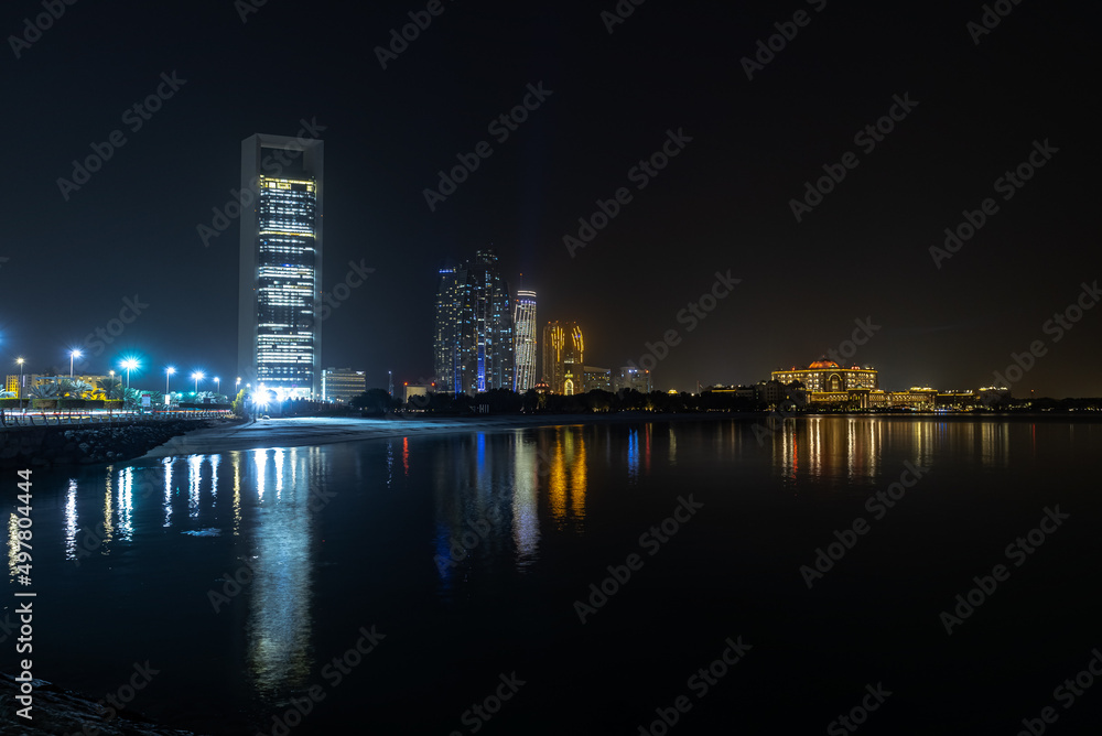 Obraz premium Reflections with a view to downtown Abu Dhabi