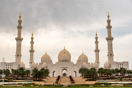 Sheikh Zayed Grand Mosque on daylight