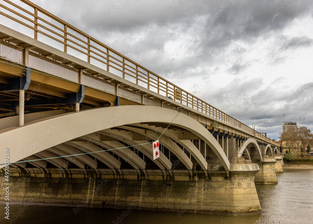 Obraz premium Linking Battersea and Chelsea, across river Thames, a five-span arch bridge with cast-iron girders and granite piers.