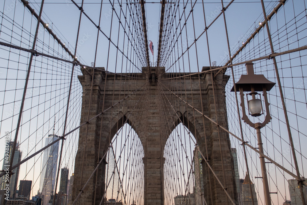 Naklejka premium Crossing the Brooklyn Bridge