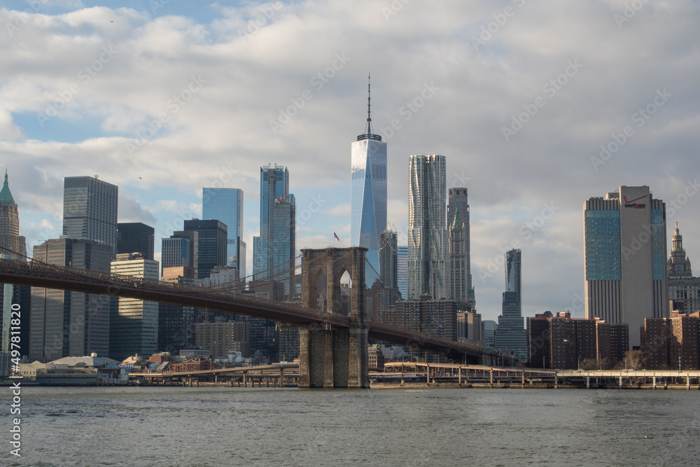 Naklejka premium Looking Across the East River