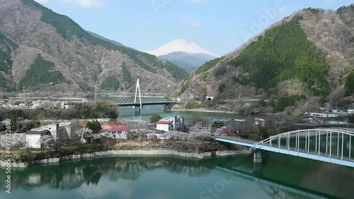 Wallpaper Mural 千代の沢園地展望台から見た湖岸に桜の咲く丹沢湖と富士山 Torontodigital.ca