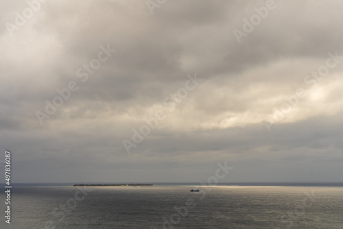 Fototapeta Naklejka Na Ścianę i Meble -  空を覆う曇と海と水平線