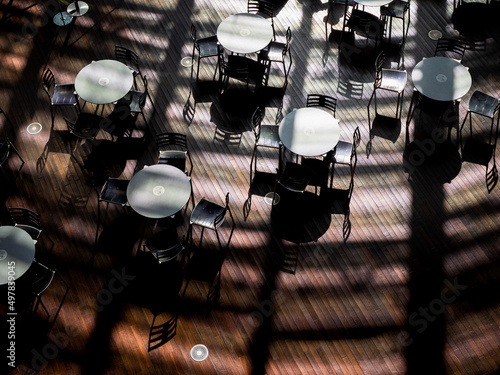Light and shadow reflected on the chairs and tables
椅子と机に映る光と影