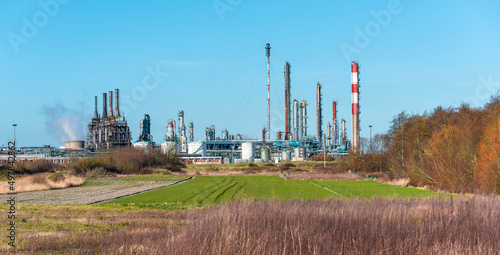 Contraste entre les champs et une usine chimique en arrière plan. Entre nature et industrie