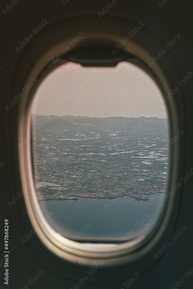 제주도가 보이는 비행기 창문 풍경