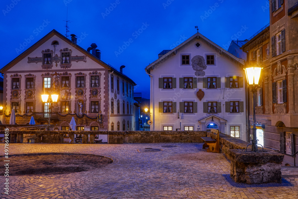Fototapeta premium Blick in die historische Altstadt von Garmisch-Partenkirchen am Abend
