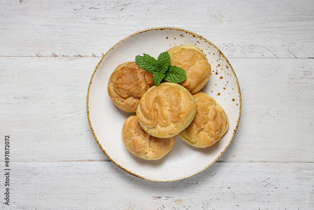 Kue Sus or Vanilla Soes Cakes (sus vla), A traditional French choux dough filled with custard.