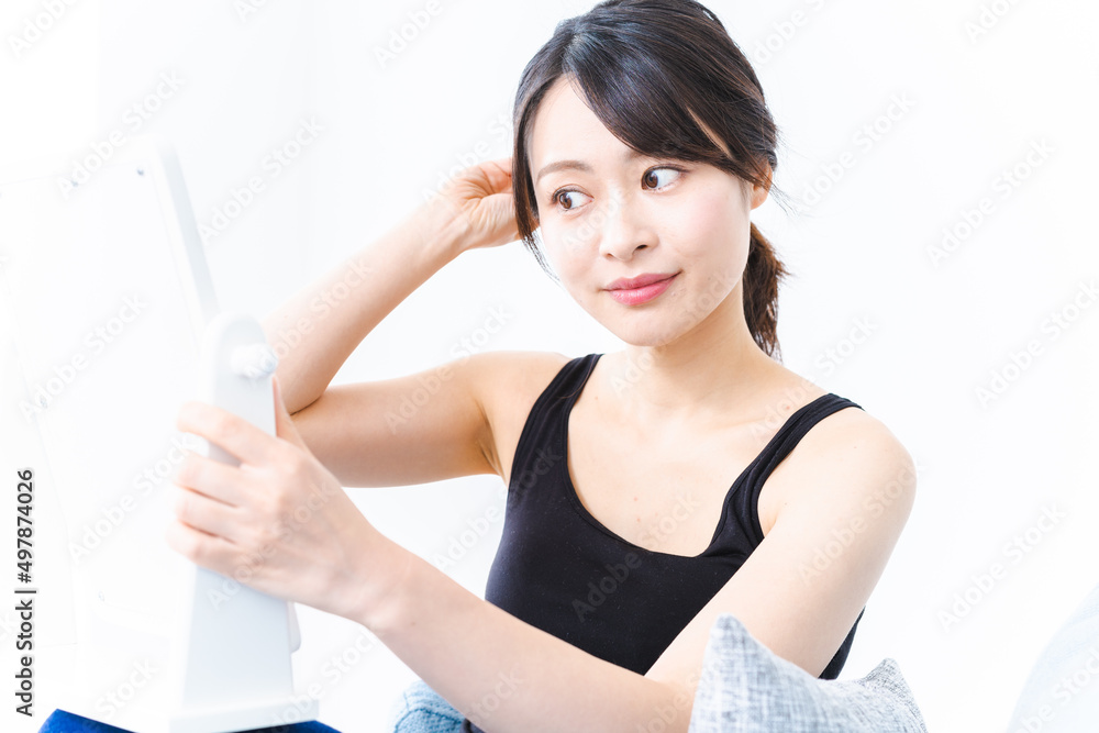 リラックスをしてヘアセットをする若い女性 リラックスをしてヘアセットをする若い女性