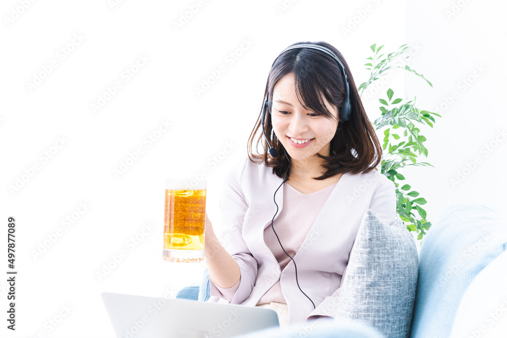 Naklejka premium オンラインで乾杯をする若い女性