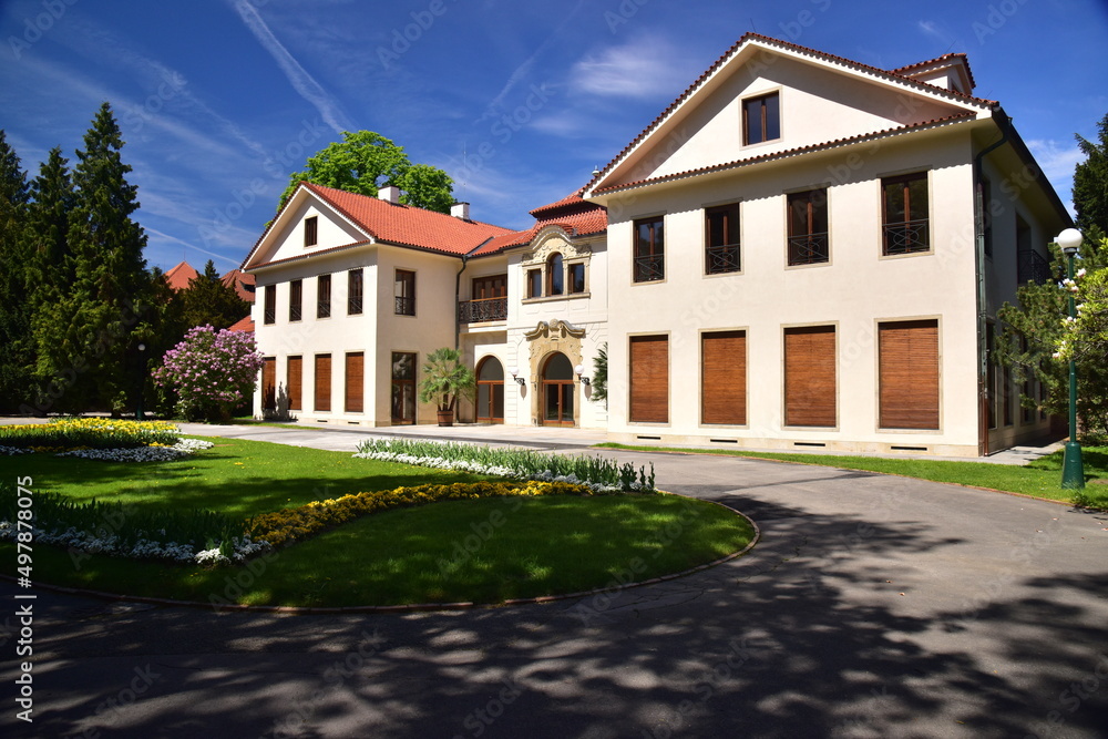 Former presidential house, a place for social events Former presidential house, a place for social events