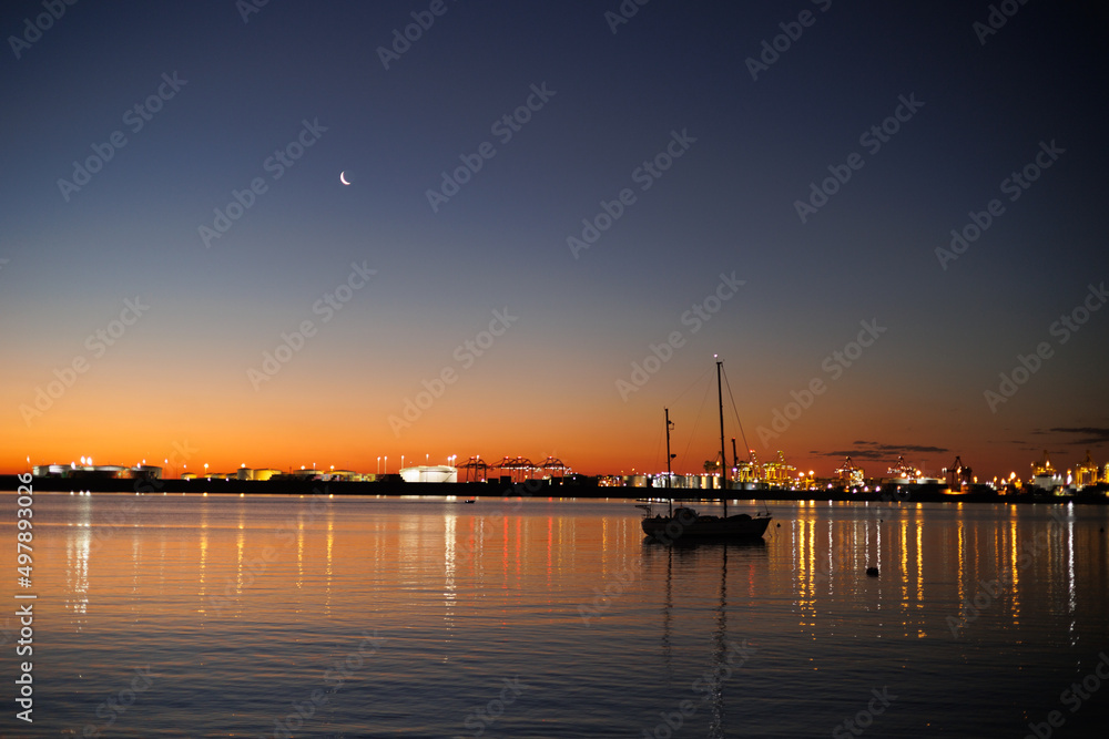 La Perouseの夕日と月とシドニー空港のライトアップ