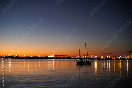 La Perouseの夕日と月とシドニー空港のライトアップ © photok