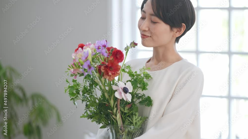 花を持つ女性