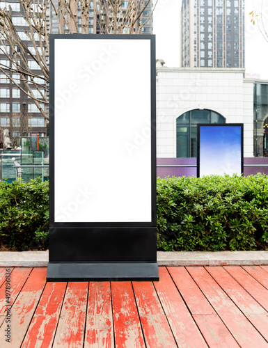 Εκτύπωση καμβά Blank advertising kiosk on roadside