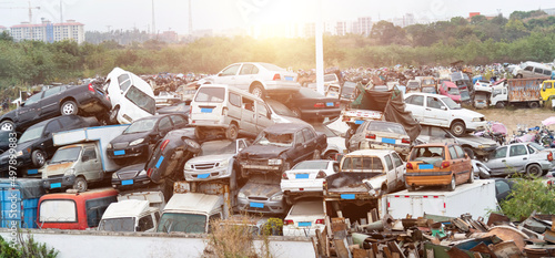 Tableau sur toile A pile of abandoned cars on junkyard