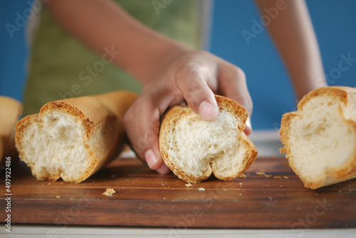 slice of bread on l a chopping board on table 