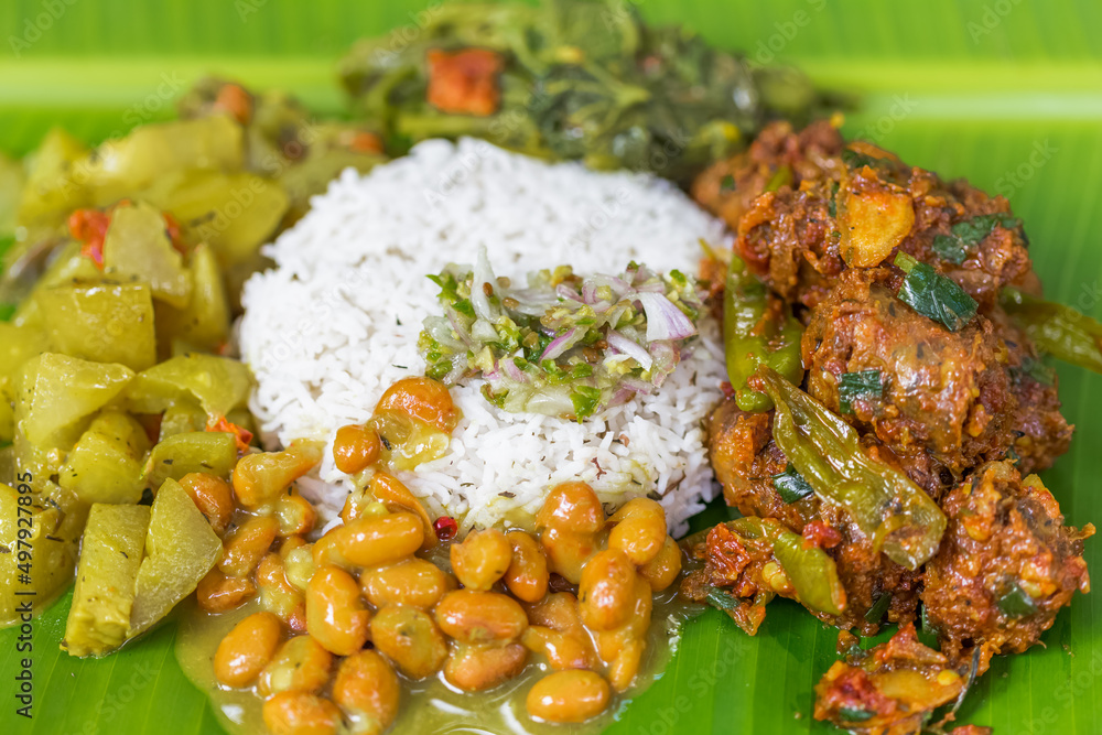 Repas créole réunionnaise sur feuille de bananier StockFoto Adobe Stock