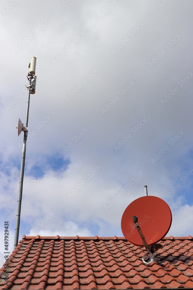 Fernsehantenne. Schüssel. Parabolantenne. Fernsehantenne. Schüssel. Parabolantenne.