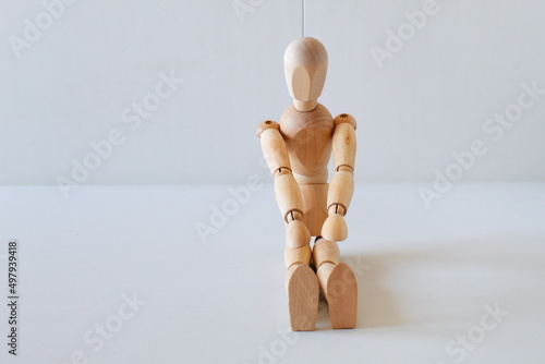 Foto Wooden doll as a model for exercising in a healthy life