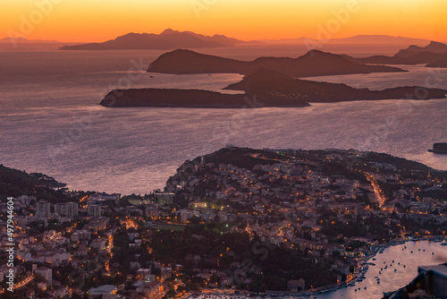 Dubrovnik città di mare in Croazia all'imbrunire , ripresa dall'alto 