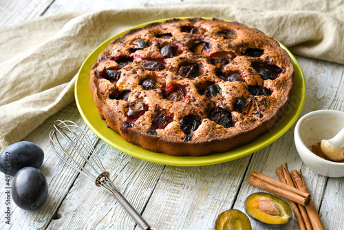 Fotografie Homemade plum torte with cinnamon.