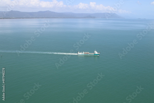 Luftaufnahme auf Ozean mit Schiffsverkehr © Peter
