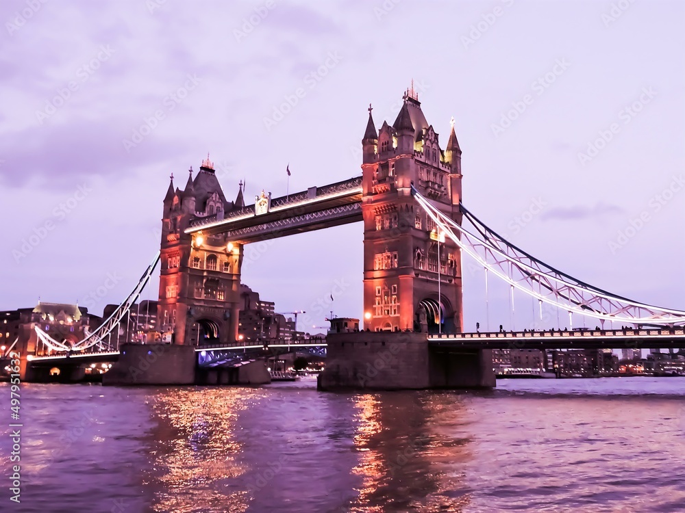 Obraz premium Sunny day at Tower Bridge in London, United Kingdom
