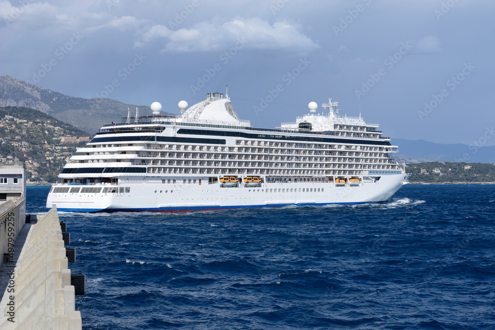 navire de croisière quittant le port en Méditerranée - Monaco