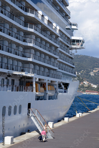 passagers sur la passerelle montant sur un navire de croisière de luxe dans le port - Méditerranée photo