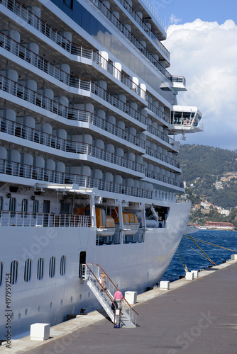 passagers qui remontent sur le paquebot de croisière dans le port  photo