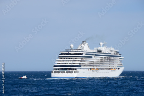 bateau de croisière quittant le port en Méditerranée avec l'aide du pilote du port © DOMINIQUE MARIOTTI